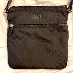 Like new Gucci Canvas Crossbody messenger bag